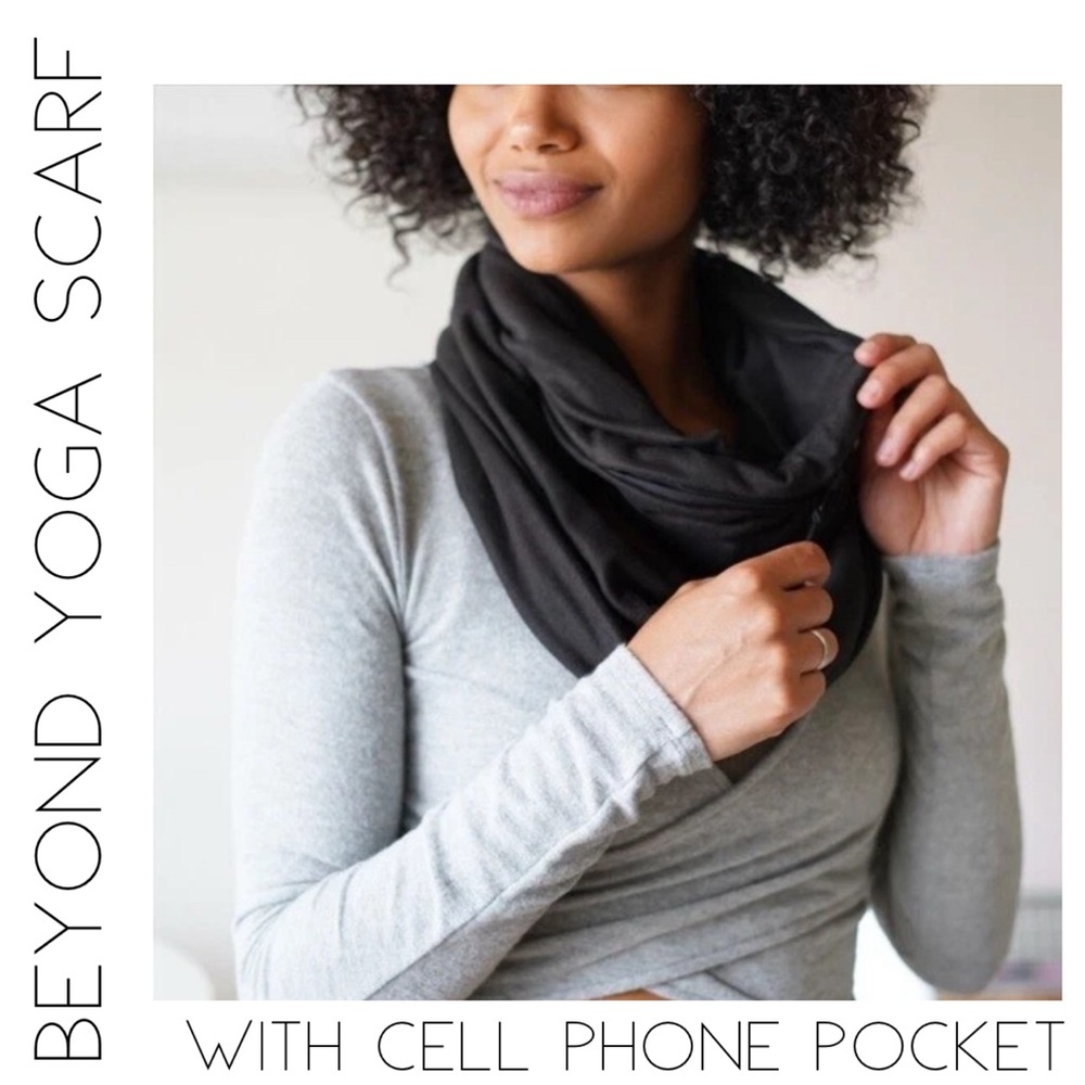 💰LAST CHANCE 💰✨ Beyond Yoga Infinity Scarf with Cell Phone Pocket - Black